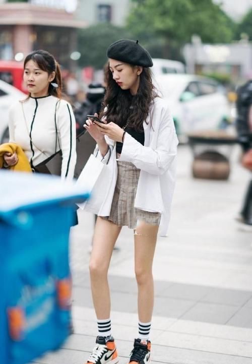  『女人味』路人街拍，小姐姐选择短裙搭配黑色长筒高跟鞋，温馨又很有女人味