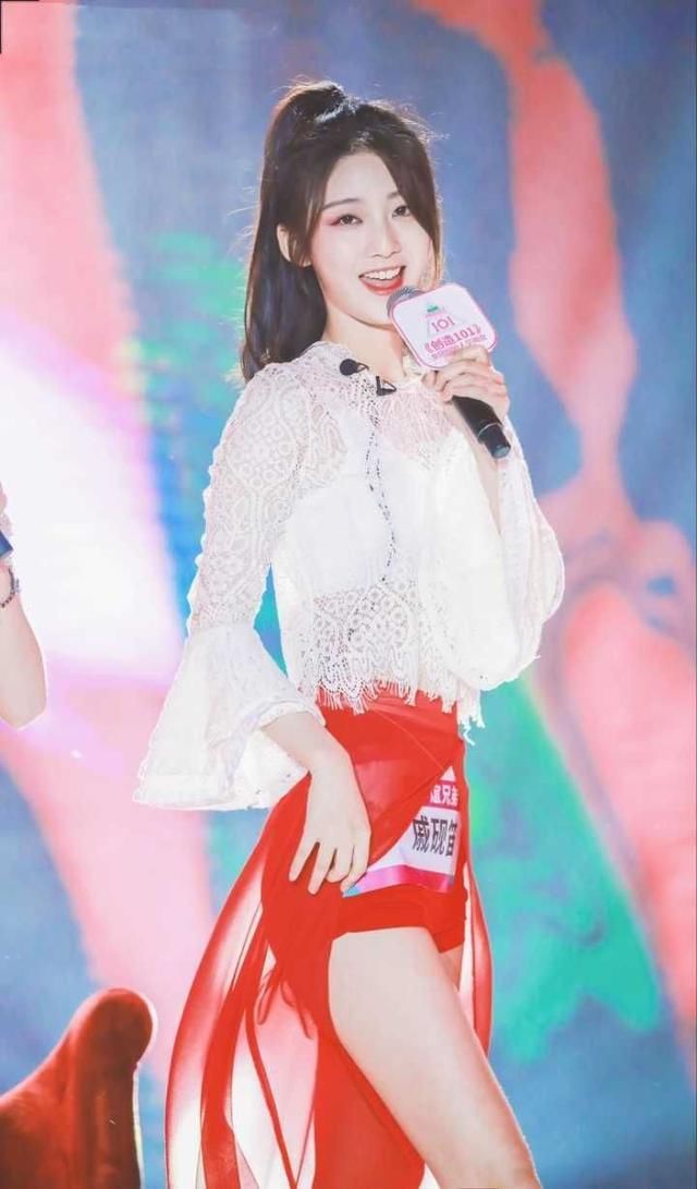 23岁戚砚笛与26岁娜扎同穿羽毛鞋，不但了赢了年龄而且还赢了气质