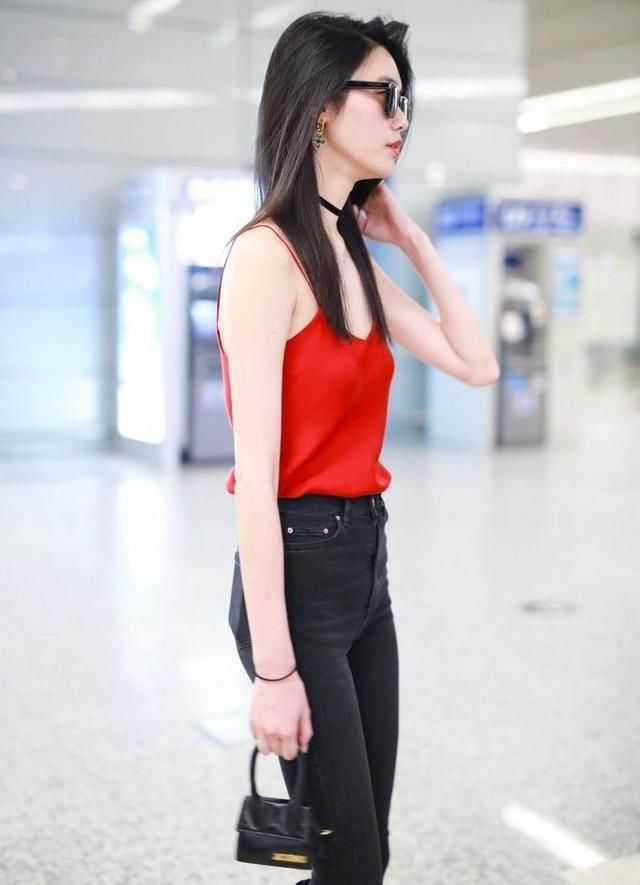 奚梦瑶厉害！这么紧的裤子也硬塞，大腿根的褶皱让人尴尬症都犯了