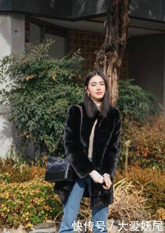 『功不可没』泰国影后Mai太会穿了,穿老气皮毛外套竟像少女,匡威鞋功不可没
