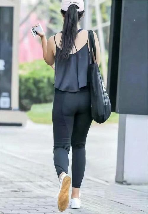 打底裤简约线条，没有什么装饰，但却给人清冷随性的感觉