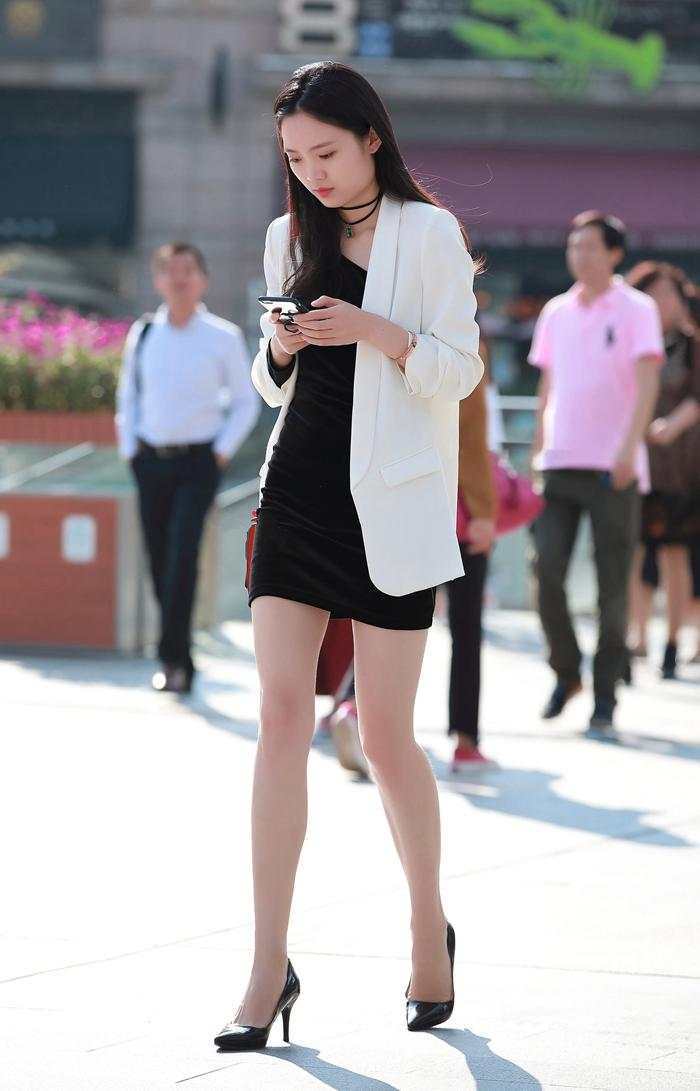 街拍：真欣赏这位女生, 时髦漂亮气质好, 高挑身材几近完美