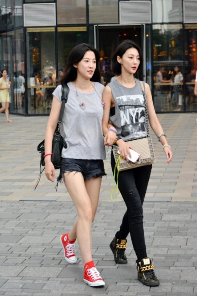 『气质』街拍:时尚清新的气质美女,黑白色休闲装搭配长裤,休闲又不失气质