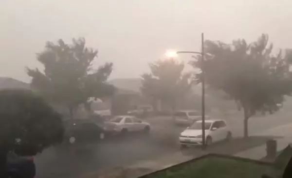  洪水泛滥：一边山火肆虐，一边洪水泛滥……澳大利亚经历“水火