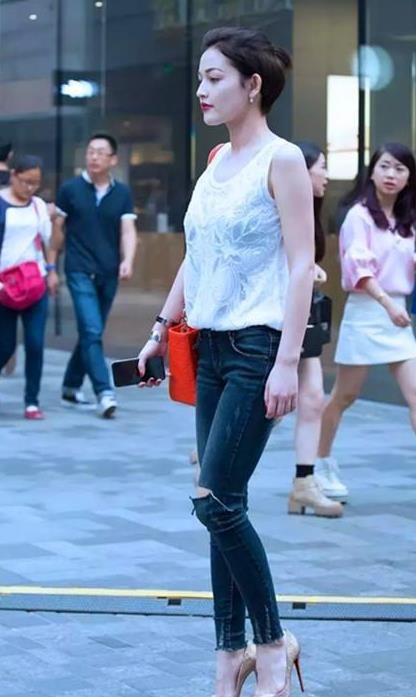「气质」街拍:身材苗条的美女,一件白色上衣配牛仔短裙,时尚唯美气质