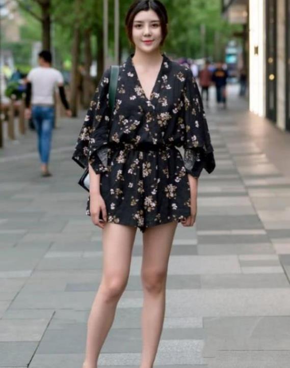 #雅致#街拍：身材高挑的美女，黑色格子外套搭配黑色长裙很是雅致，温柔又漂亮
