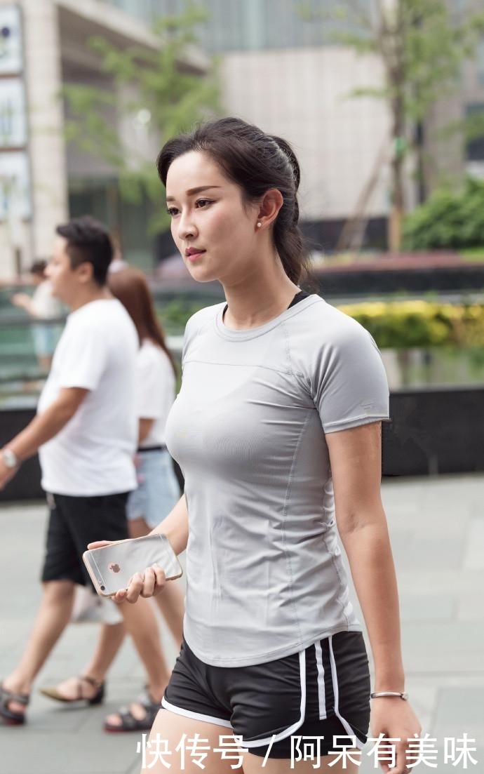 凸显@路人街拍,羞涩可人的小姐姐,走路自带气质,凸显女神的魅力