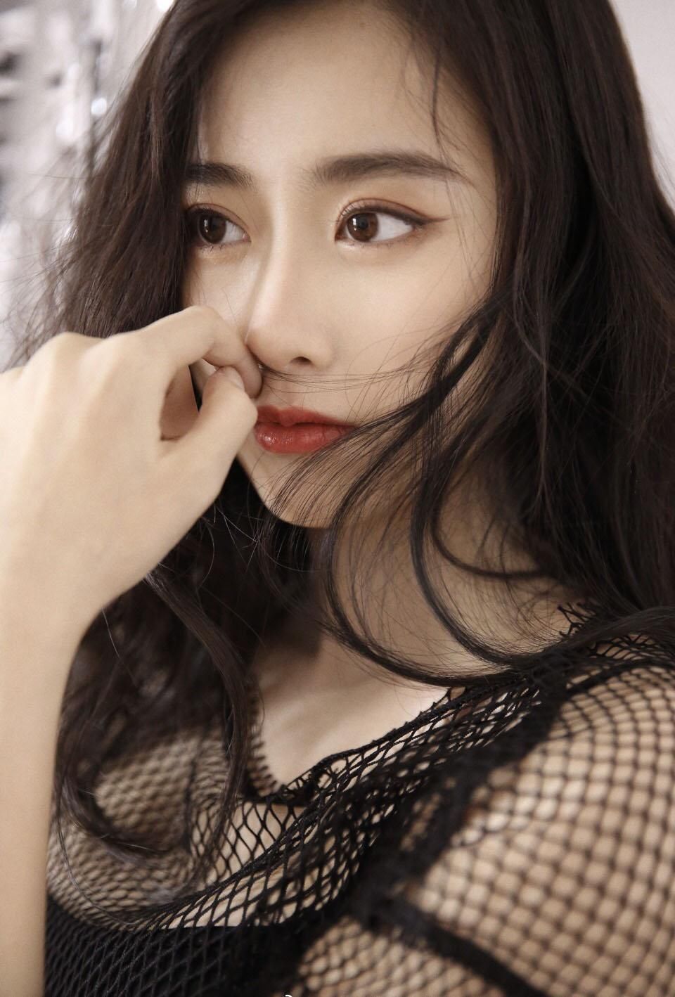 妖娆美女黑丝镂空衫性感美腿写真