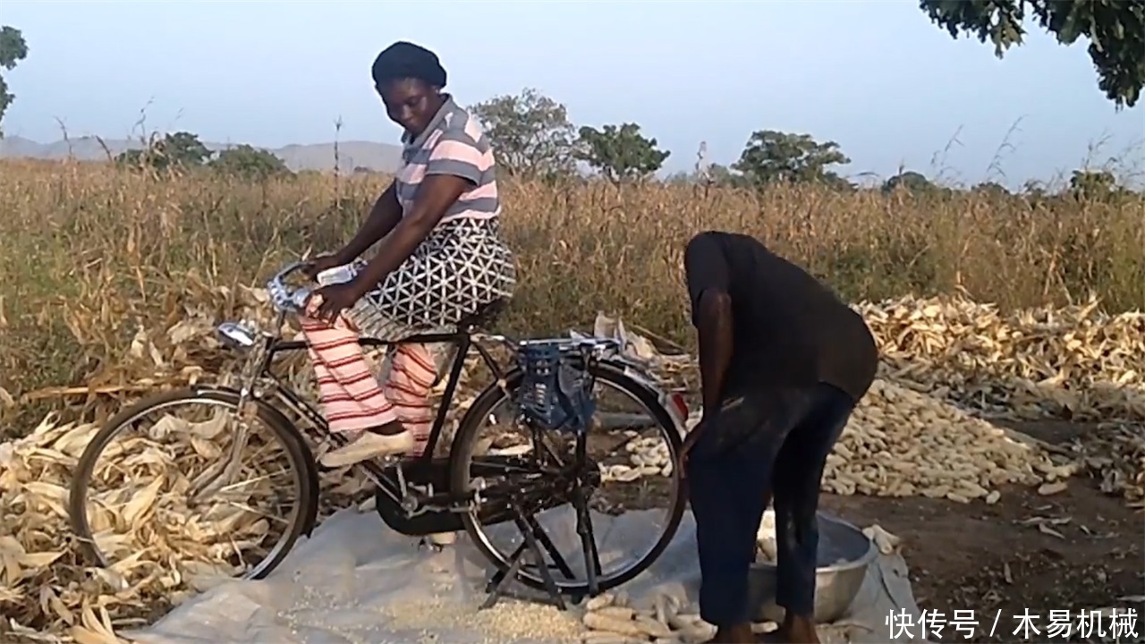 非洲小哥发明“自行车”剥玉米机，造价10元，一天剥5亩玉米