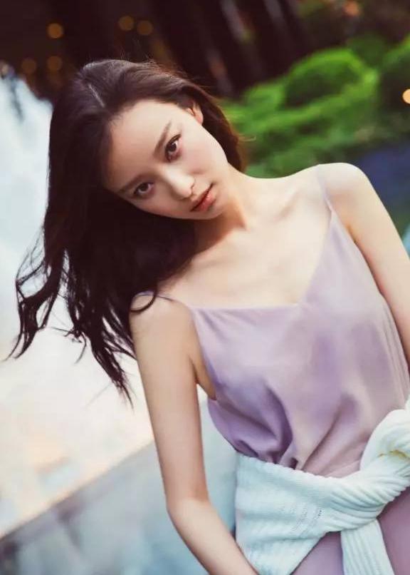 她们不是没穿内衣，而是会穿内衣！