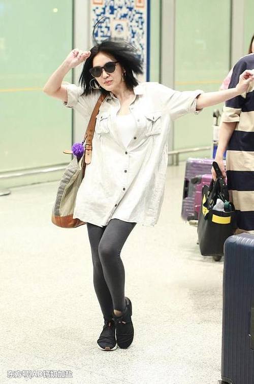 40岁小S低胸内搭紧身裤，衬衣还解3颗扣，网友：又在放飞自我