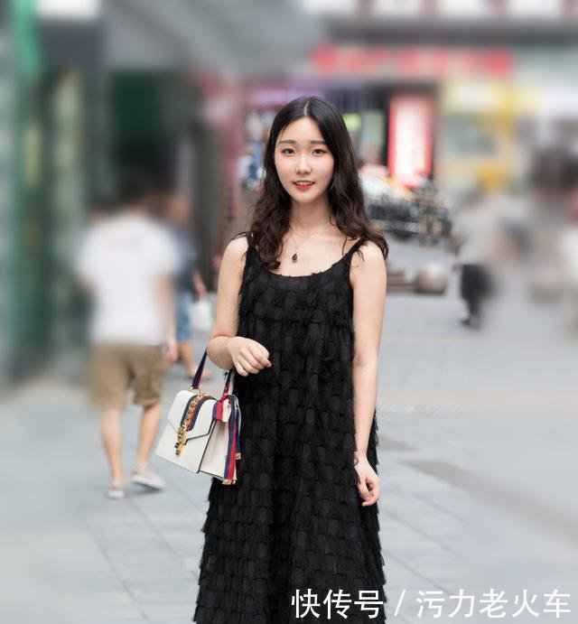 街拍 小姐姐身穿甜美风的连衣长裙,透露出迷人的气质!