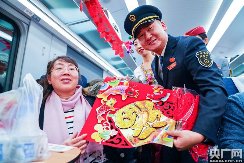 春运首日时速160公里复兴号动车上的祝福