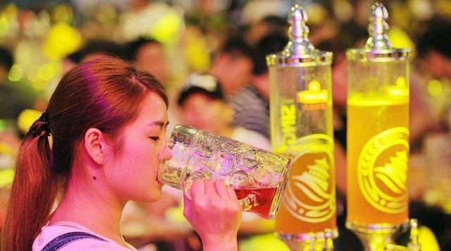 『坚挺』养吊兰绿萝,浇水要跟上,这种水半个月来一次,叶子油亮坚挺!
