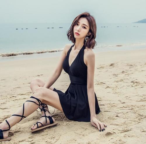 分体比基尼泳衣美女，展现纤细小蛮腰，散发迷人气息！