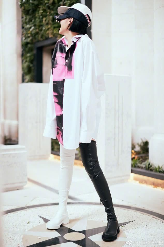 许晴真是会玩，把白色长靴当裤子穿，裤子是省了但看着好热啊！