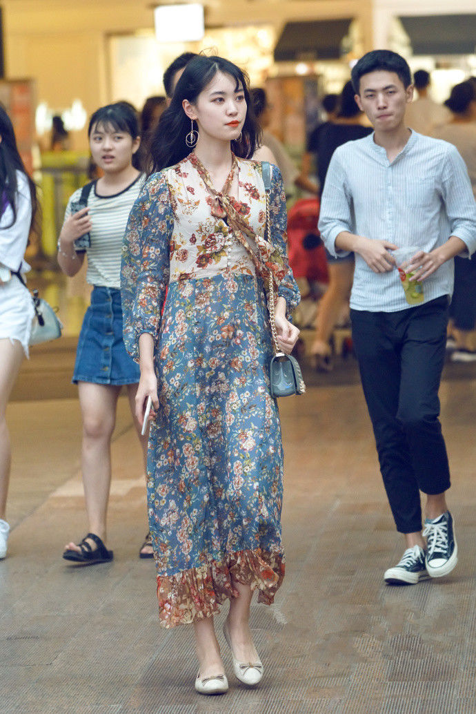 路人街拍：穿吊带裙的小姐姐，肌肤白皙，美好的身材一览无余