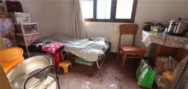 [脏乱]35岁剩女和父母挤28㎡，房屋脏乱，父亲没床睡被迫“离家出走”