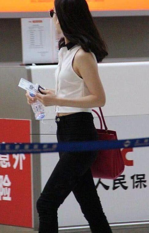 章泽天首次晒性感私照, 透视装好身材一览无余, 网友: 很有女人味