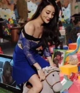 李小璐胆真大，短裙短到只能遮住重点，网友：“黑森林”都要露了