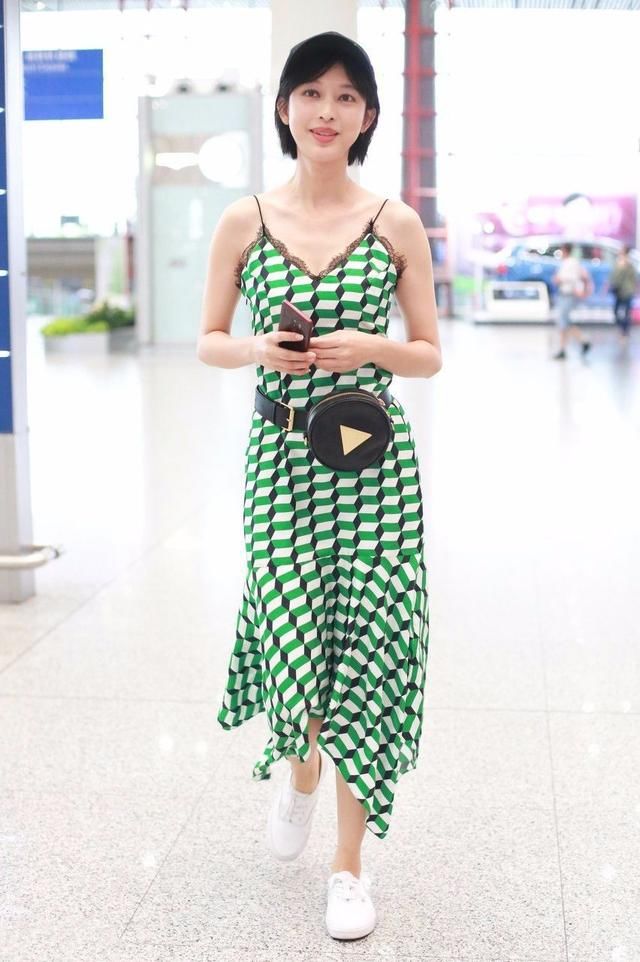 30度高温来袭，奚梦瑶穿性感吊带上衣，小一码都快绷开了!
