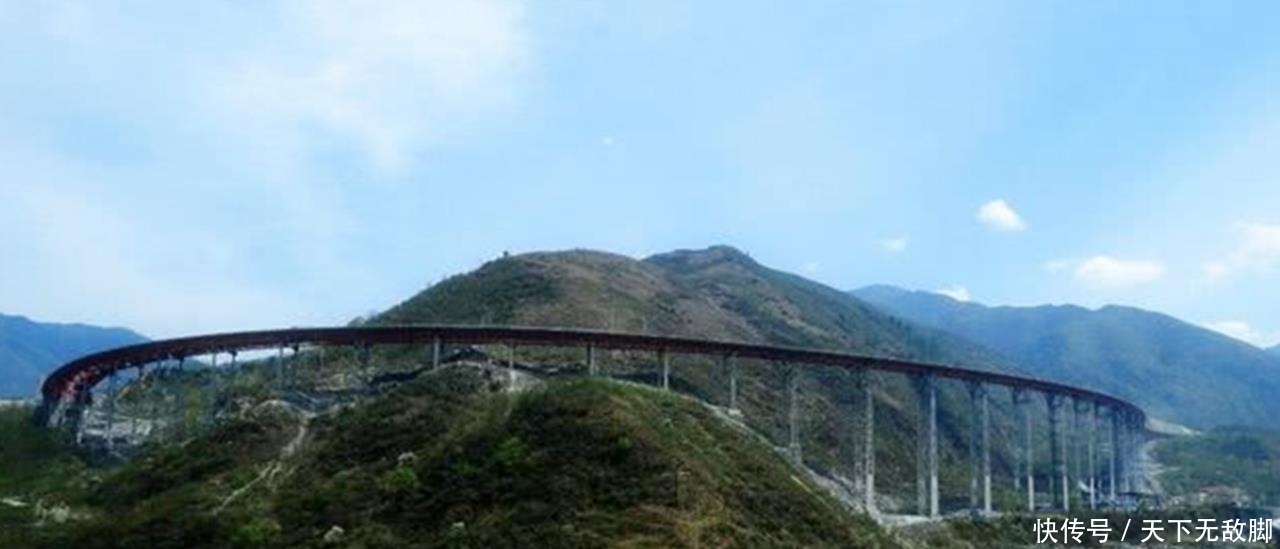  我国■我国真正的“天路”，240公里是高架桥和山洞，像坐过山车