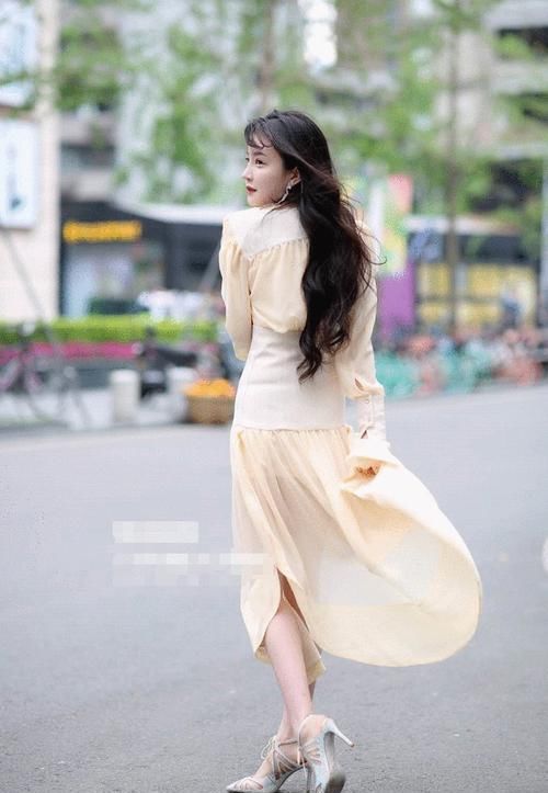 『情怀』街拍:小姐姐一件v领的连衣裙,有着少女清新般的情怀