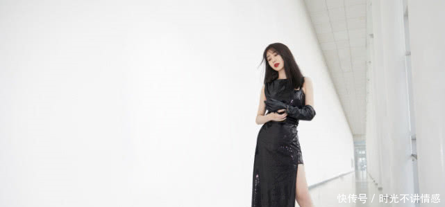 《跨界歌王》李菲儿一件黄色衬衫，不系扣子，这身材和柳岩有一拼