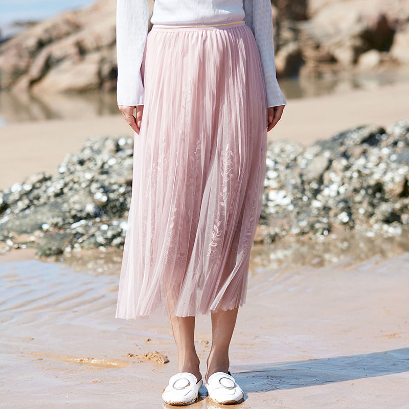 穿上这样的半身长裙，显高显瘦又显腿长，回头率百分百