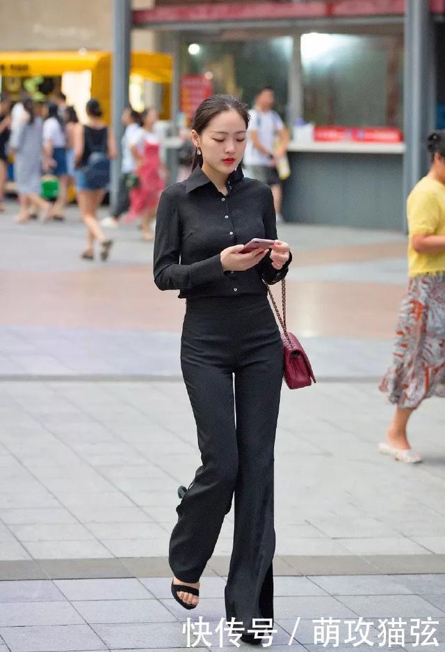  「身上穿着一」美女搭配一双尖头高跟鞋，展示出优雅的小腿部分，让她显高又显瘦