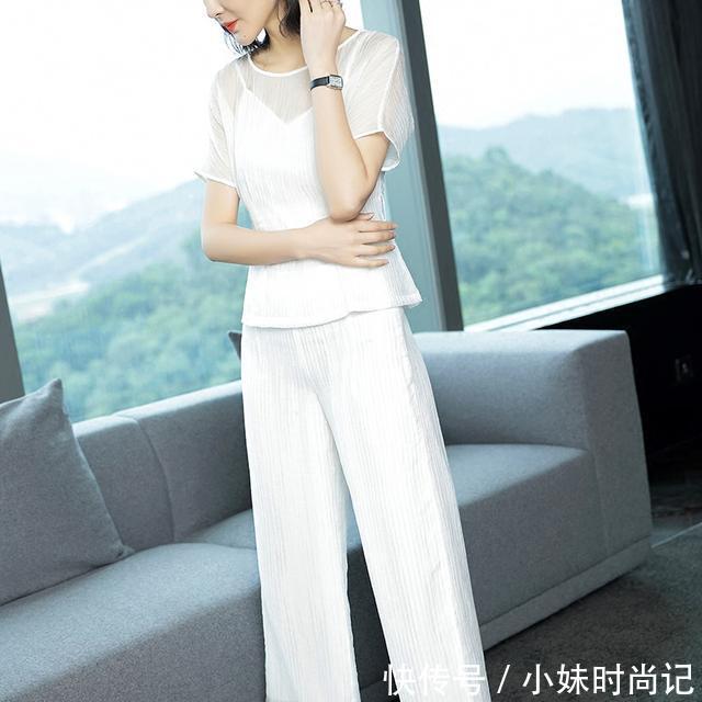 【女性】身为职场女性,在衣品上穿法要带点灵动性,比如穿套装就很精神