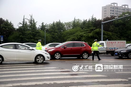 荧光@寿光交警:那一抹荧光绿 扮靓风雨中的吹哨人