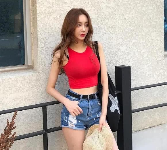 年轻活力的牛仔裤美女,穿搭随意舒适,秀出优雅气质