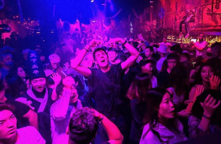 买醉向左，艳遇向右，带你见识下真实的成都九眼桥酒吧一条街