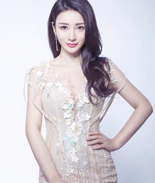 身材丰满的女孩这样穿，学会柳岩徐冬冬这两招，争做宅男女神