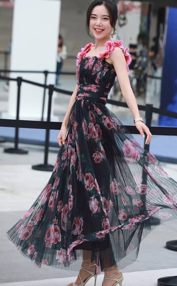 街拍：白皙如玉的小姐姐，贵妇气质彰显小女人魅力!