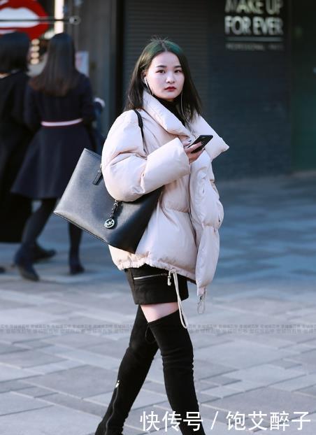  『美女』气质的街拍：甜美有型的美女，很招人喜欢！