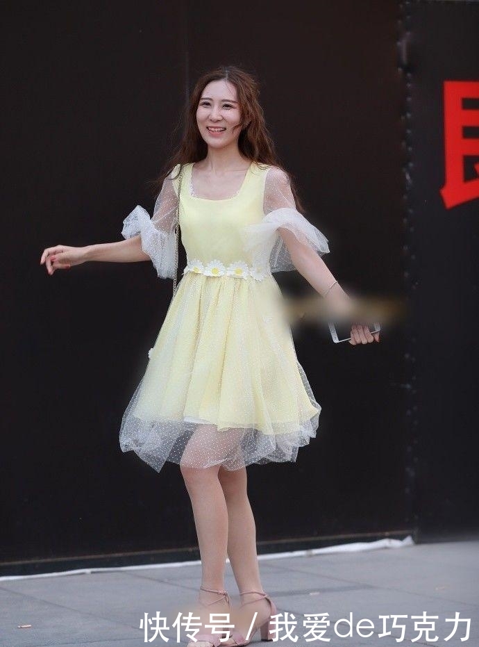 『气质』街拍 气质小姐姐们连衣裙穿搭, 街头秀出美妙身姿, 尽显魅力风情