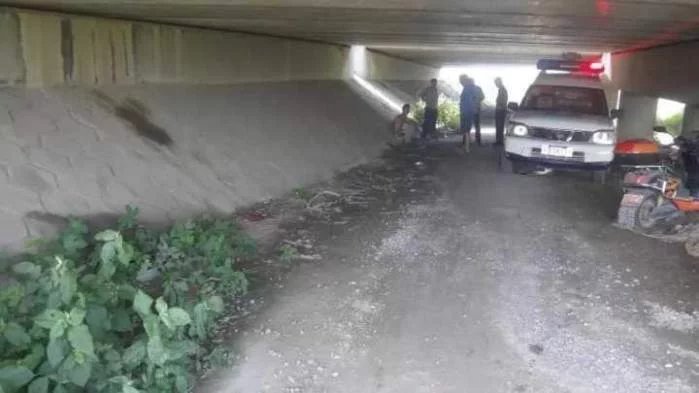 23岁男子上衣撕破被抢7万多报警, 知道真相后警察都愣了, 网友: