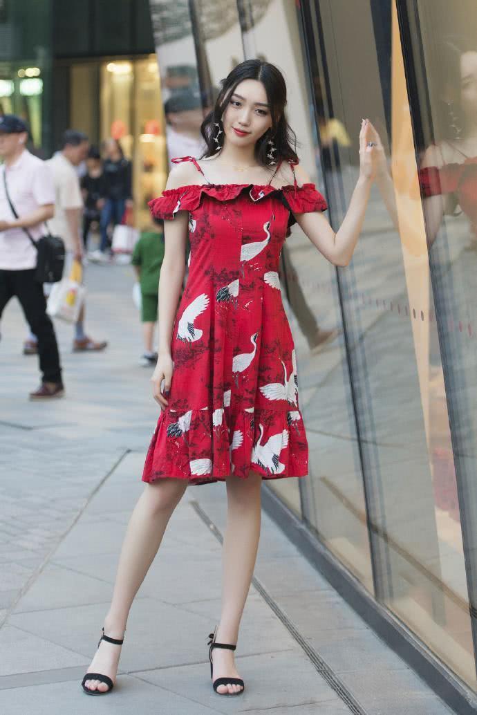 「展现出」让人一见倾心的连衣短裙, 展现出少女的清纯感