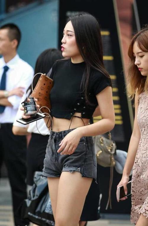 街拍：闺蜜一起逛街，短裤和连衣裙各有千秋，十分的妩媚迷人！