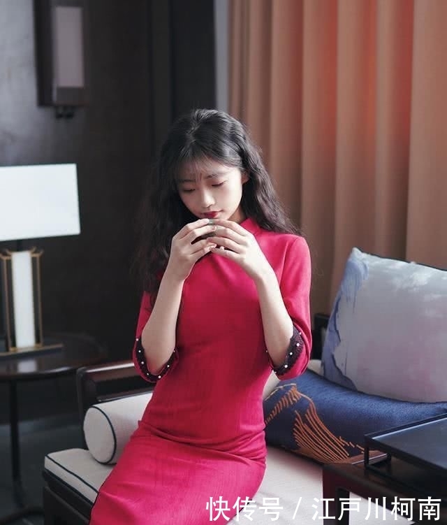 #过时#“包臀裙”已经过时了,今春流行的是“旗袍”,显瘦优雅有气质