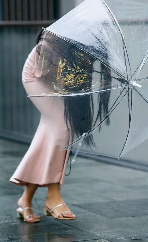 气质小姐姐和男友雨中漫步秀恩爱，包臀裙裹出了丰满的臀线