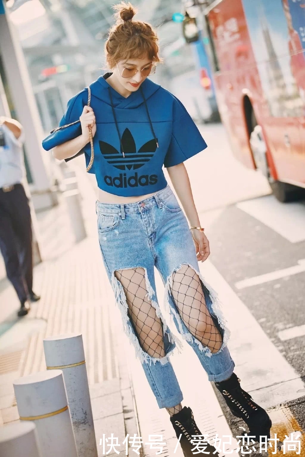 张俪白T配皮裙，暴露一双惊艳美腿，袜子露出鞋子一样很潮流！