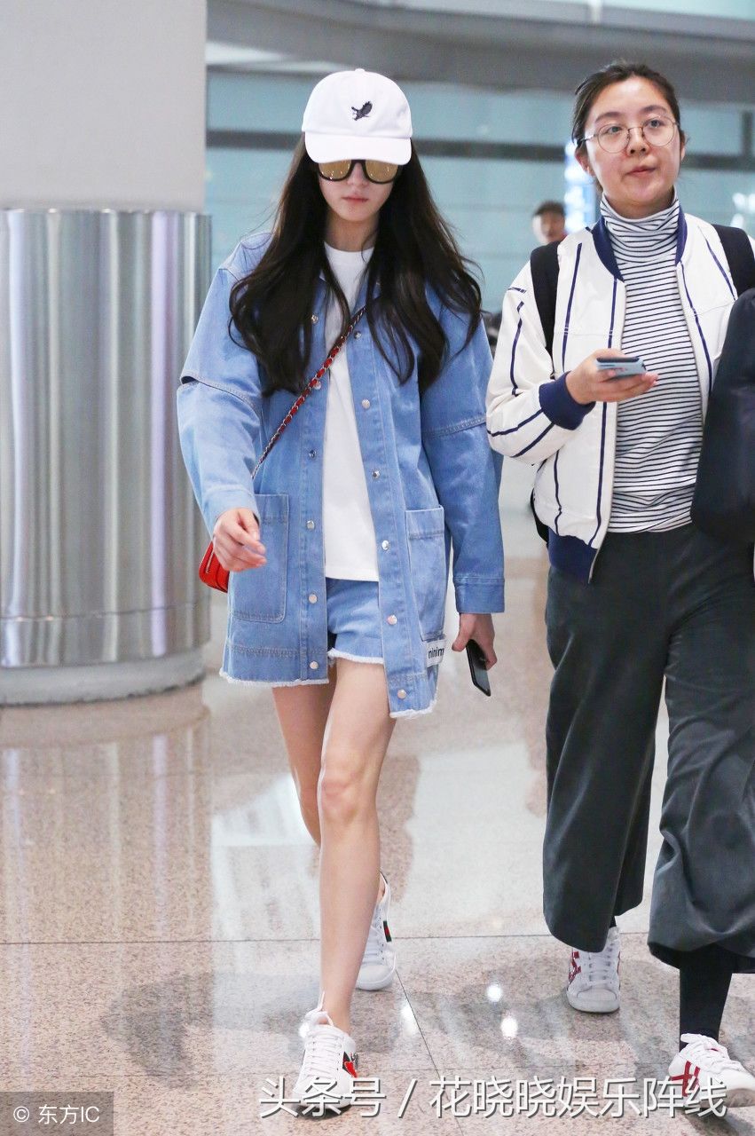 女神迪丽热巴街拍超美，网友:大白腿抢镜了!