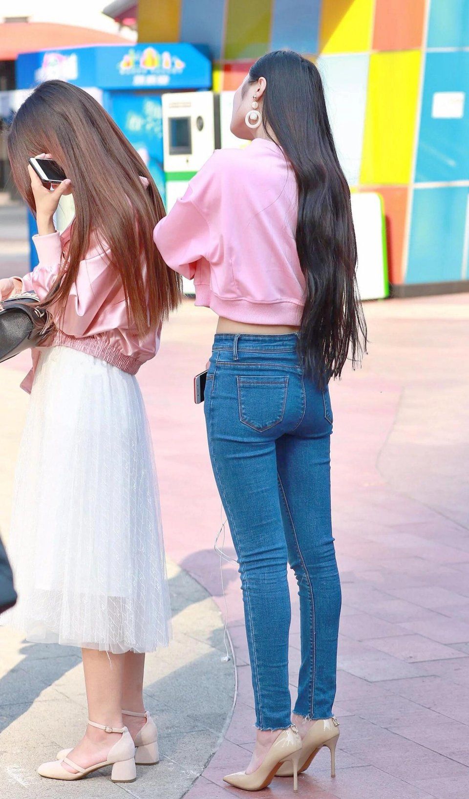 街拍:紧身牛仔裤搭配粉红休闲上衣,据说穿牛仔