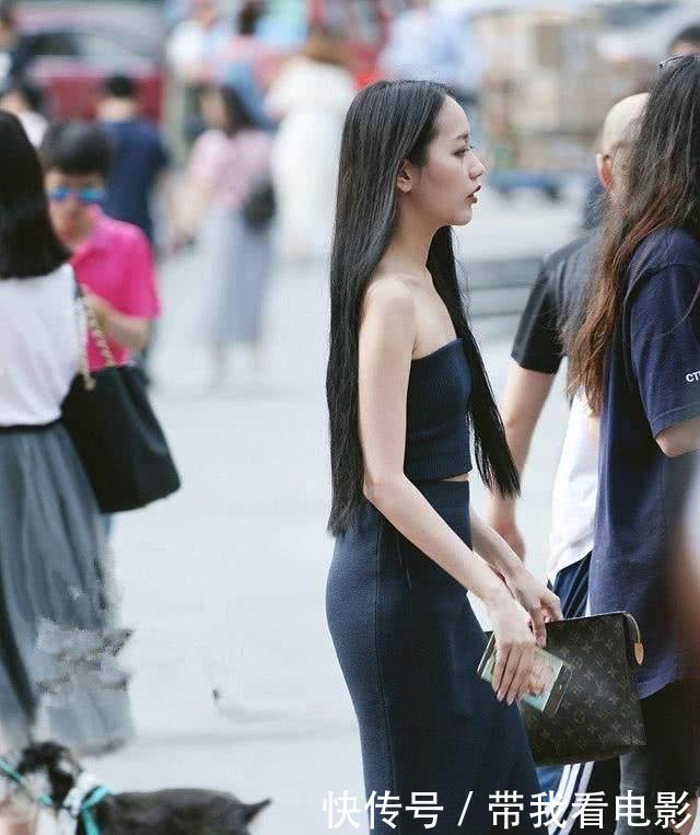 路人街拍，黑色的抹胸搭配黑色的紧身长裙，视觉上非常清新抢眼