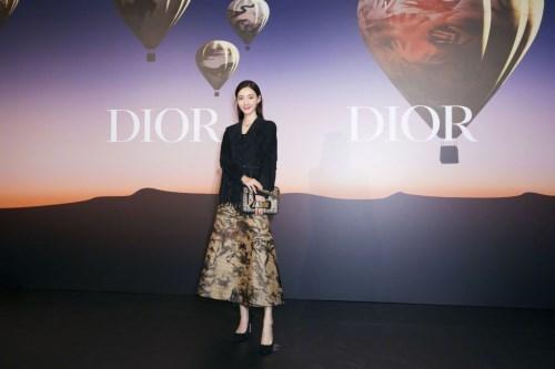 王丽坤不愧素颜女神！一袭白裙美若天仙，网友：林更新就偷着乐吧