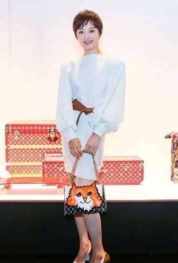 「感觉」孙俪虽然瘦但五官精致，穿风衣戴墨镜高调亮相，霸气侧漏美翻了