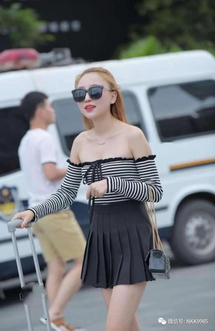 街拍,穿一字肩的美女果然都自信，只会溢出，不会滑落!真的白